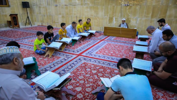 معهد القرآن الكريم يُقيم جلسة قرآنية في مقام الإمام المهدي (عجل الله فرجه الشريف)