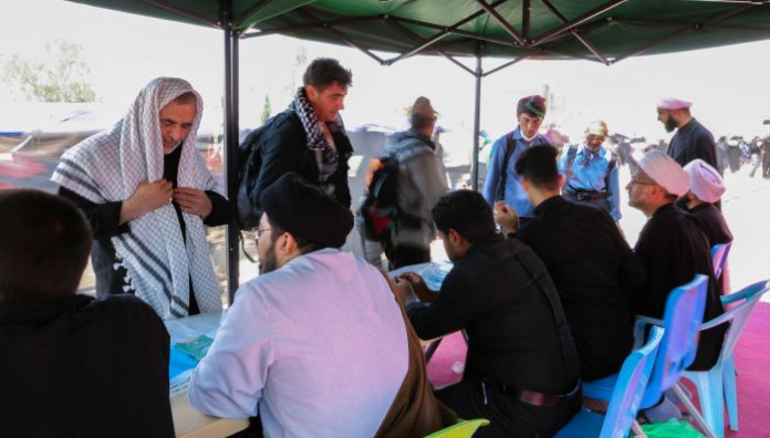 الزوار الأجانب يشيدون بمشروع تعليم القراءة الصحيحة للزائرين