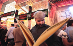 معهد القرآن الكريم يهدي عدد من الختمات القرآنية للإمام الحسين وأخيه أبي الفضل العباس عليهما السلام بمشاركة الزائرين