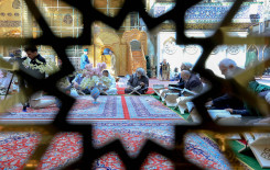 المؤمنون يُحيون جلسات الختمة القرآنية التعليميّة في الصحن العبّاسيّ المُطهّر