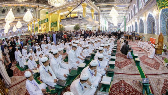 حناجر فتية تحاكي كبار قراء العالم وزوار مرقد أبي الفضل العباس (عليه السلام) يحتشدون لسماعهم