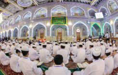 حناجر فتية تحاكي كبار قراء العالم وزوار مرقد أبي الفضل العباس (عليه السلام) يحتشدون لسماعهم