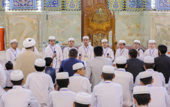 حناجر فتية تحاكي كبار قراء العالم وزوار مرقد أبي الفضل العباس (عليه السلام) يحتشدون لسماعهم