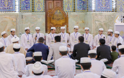 حناجر فتية تحاكي كبار قراء العالم وزوار مرقد أبي الفضل العباس (عليه السلام) يحتشدون لسماعهم