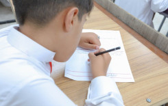 طلبة الدورات الصيفية يجرون اختبارًا تحريريًا قبيل انتهاء المشروع