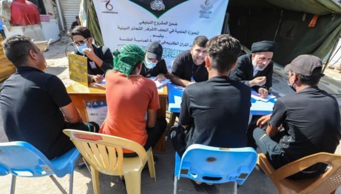 فرع الهندية يقدم خدماته القرآنية لألاف الزائرين القاصدين كربلاء