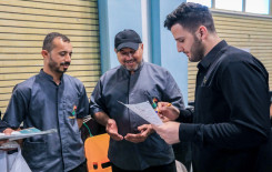 معلمو مشروع تعليم القراءة الصحيحة يواصلون تقديم الخدمات القرآنية للزائرين