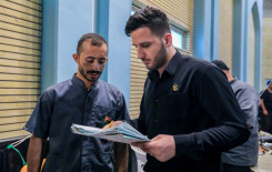 معلمو مشروع تعليم القراءة الصحيحة يواصلون تقديم الخدمات القرآنية للزائرين