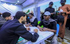 معلمو مشروع تعليم القراءة الصحيحة يواصلون تقديم الخدمات القرآنية للزائرين