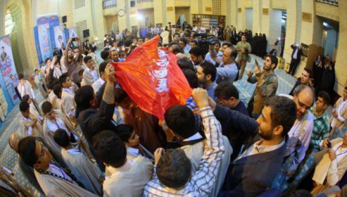 الأكف تتسابق مع القلوب للتبرك براية قمر بني هاشم (عليه السلام) في مسابقة (شوق تلاوت)