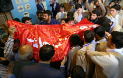 الأكف تتسابق مع القلوب للتبرك براية قمر بني هاشم (عليه السلام) في مسابقة (شوق تلاوت)