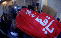 الأكف تتسابق مع القلوب للتبرك براية قمر بني هاشم (عليه السلام) في مسابقة (شوق تلاوت)