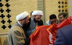 الأكف تتسابق مع القلوب للتبرك براية قمر بني هاشم (عليه السلام) في مسابقة (شوق تلاوت)