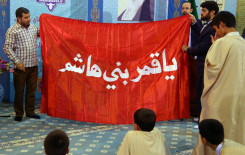 الأكف تتسابق مع القلوب للتبرك براية قمر بني هاشم (عليه السلام) في مسابقة (شوق تلاوت)