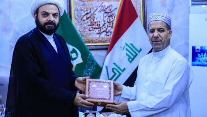 المقرئ الدكتور رافع العامري يُهدي معهدَ القرآنِ الكريم الختمةَ القرآنيةَ المجودةَ