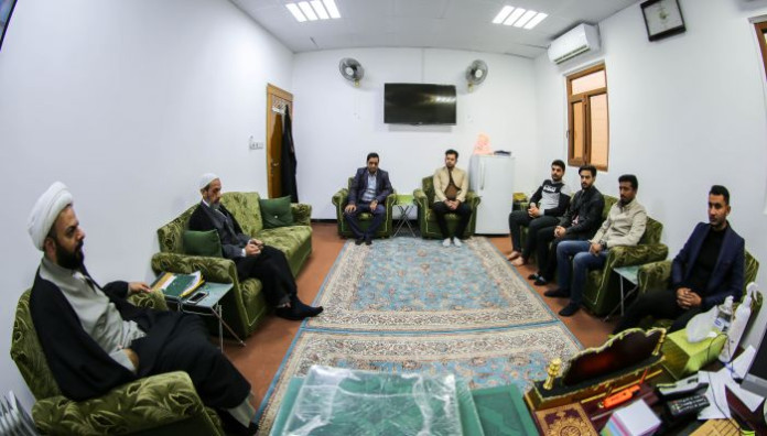 مدير معهد القرآن الكريم يُكرم عددًا من أساتذة مشروع حفظ الكتاب العزيز في كربلاء المقدسة