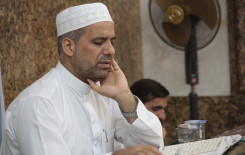 معلومات قيمه في أحكام التلاوة والتجويد يتلقاها الطلبة المشاركون في دورة الكفيل الثالثة التي يقيمها معهد القرآن الكريم