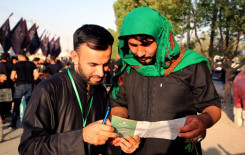 حفظة القرآن الكريم يشاركون بتعليم القراءة الصحيحة للزائرين في الديوانية