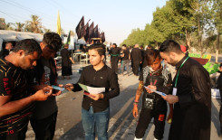 حفظة القرآن الكريم يشاركون بتعليم القراءة الصحيحة للزائرين في الديوانية