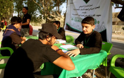 حفظة القرآن الكريم يشاركون بتعليم القراءة الصحيحة للزائرين في الديوانية