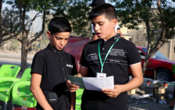 حفظة القرآن الكريم يشاركون بتعليم القراءة الصحيحة للزائرين في الديوانية