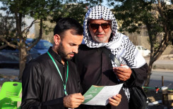 حفظة القرآن الكريم يشاركون بتعليم القراءة الصحيحة للزائرين في الديوانية