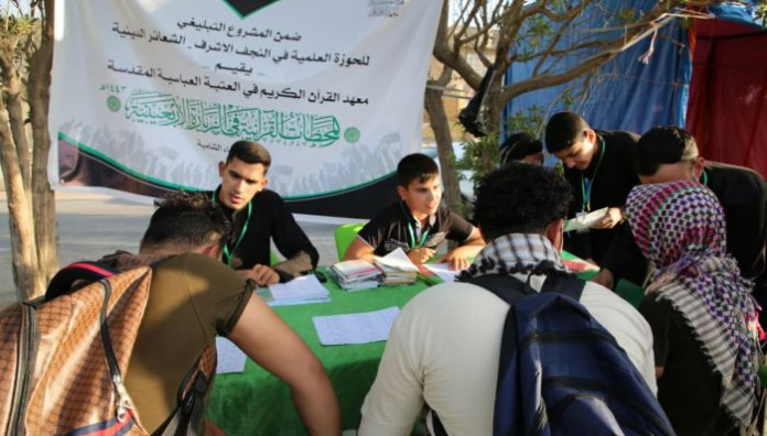 حفظة القرآن الكريم يشاركون بتعليم القراءة الصحيحة للزائرين في الديوانية