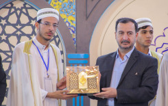 راية المولى أبيّ الفضل العباس تعانق راية أمير المؤمنين بعد حصول فريق النجف الأشرف على المركز الأول في المسابقة القرآنية الفرقية الوطنية الخامسة