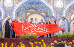 راية المولى أبيّ الفضل العباس تعانق راية أمير المؤمنين بعد حصول فريق النجف الأشرف على المركز الأول في المسابقة القرآنية الفرقية الوطنية الخامسة