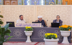 راية المولى أبيّ الفضل العباس تعانق راية أمير المؤمنين بعد حصول فريق النجف الأشرف على المركز الأول في المسابقة القرآنية الفرقية الوطنية الخامسة