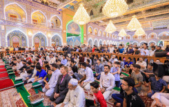 راية المولى أبيّ الفضل العباس تعانق راية أمير المؤمنين بعد حصول فريق النجف الأشرف على المركز الأول في المسابقة القرآنية الفرقية الوطنية الخامسة