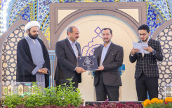 راية المولى أبيّ الفضل العباس تعانق راية أمير المؤمنين بعد حصول فريق النجف الأشرف على المركز الأول في المسابقة القرآنية الفرقية الوطنية الخامسة