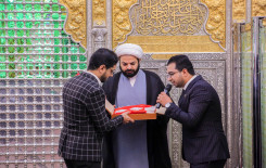 راية المولى أبيّ الفضل العباس تعانق راية أمير المؤمنين بعد حصول فريق النجف الأشرف على المركز الأول في المسابقة القرآنية الفرقية الوطنية الخامسة