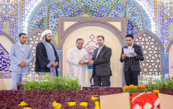 راية المولى أبيّ الفضل العباس تعانق راية أمير المؤمنين بعد حصول فريق النجف الأشرف على المركز الأول في المسابقة القرآنية الفرقية الوطنية الخامسة