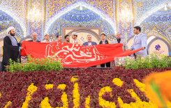 راية المولى أبيّ الفضل العباس تعانق راية أمير المؤمنين بعد حصول فريق النجف الأشرف على المركز الأول في المسابقة القرآنية الفرقية الوطنية الخامسة