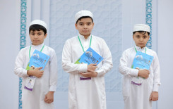 المَجمَع العلميّ يباشر بتوزيع المنهاج التعليمية على الطلبة المشاركين في الدورات الصيفية