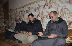 جانب من الختمة القرآنية الأسبوعية في بيوت المؤمنين التي يقيمها معهد القرآن الكريم / فرع بغداد التابع للعتبة العباسية المقدسة .