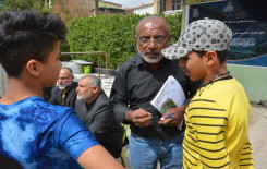 جانب من مشروع تعليم القراءة الصحيحة للزائرين الذي يقيمه معهد القرآن الكريم فرع بغداد على طول المسير المليوني صوب مدينة الكاظمية المقدسة لاحياء ذكرى شهادة الإمام موسى الكاظم (عليه السلام)